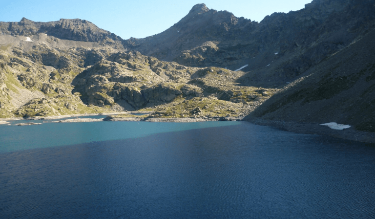 Il Lago di Rabouons, una delle fonti di acqua delle Alpi Marittime, Le Lac de Rabuons, l’une des sources en eau des Alpes-Maritimes (c) CC BY-SA 4.0, Broenberr, Wikimedia Commons