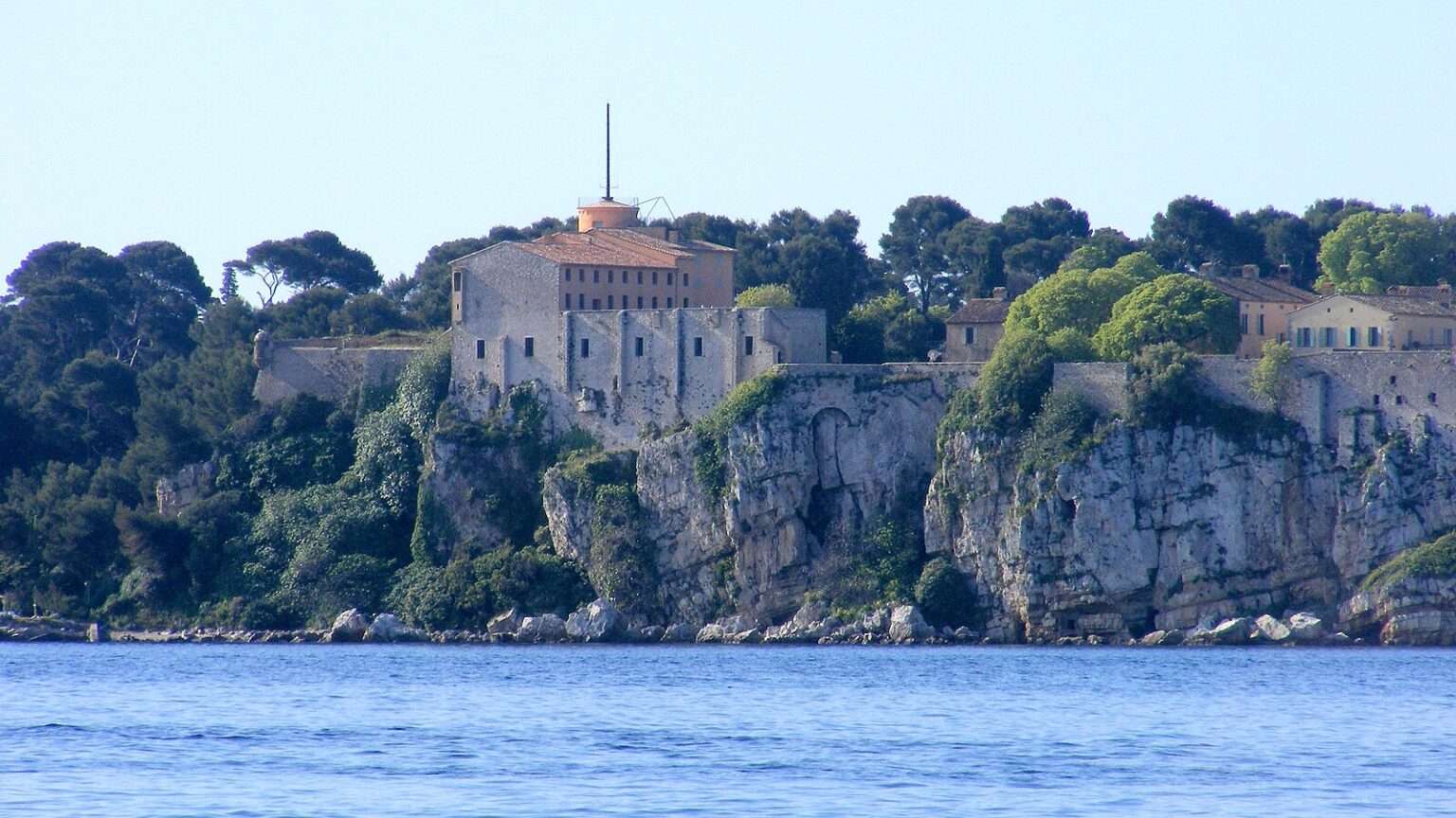 L’Isola di Santa Margherita, Cannes; L’Île de Sainte-Marguerite, Cannes (c) CC BY-SA 4.0, Kazimierz Mendlik, Wikimedia Commons