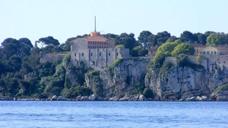 L’Isola di Santa Margherita, Cannes; L’Île de Sainte-Marguerite, Cannes (c) CC BY-SA 4.0, Kazimierz Mendlik, Wikimedia Commons