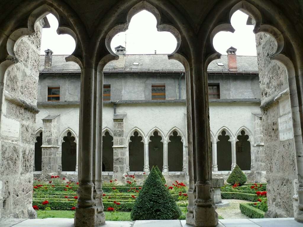 Le Cloître de la Cathédrale à Saint-Jean-de-Maurienne (c) CC BY SA 3_0 Mossot Wikimedia Commons