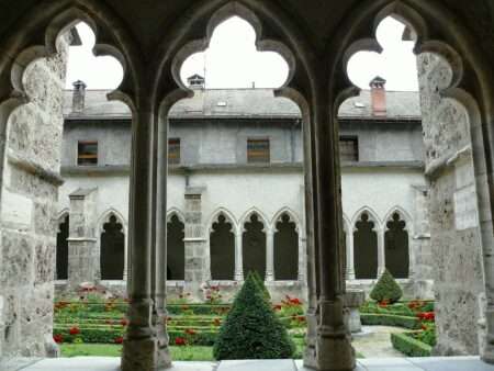 Le tre dita che hanno fatto la fortuna di Saint-Jean-de-Maurienne Le Cloître de la Cathédrale à Saint-Jean-de-Maurienne (c) CC BY SA 3_0 Mossot Wikimedia Commons