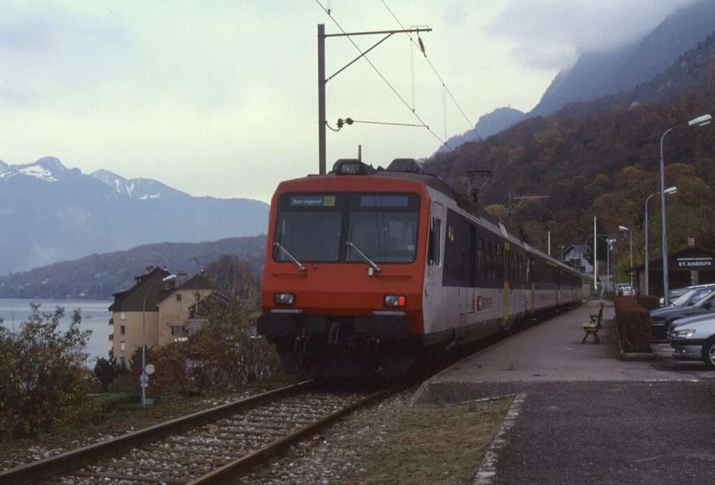 Le Train De La Ligne Du Tonkin À Saint Gingolph (c) Cc By Sa 2 0 Phil Richards Wikimedia Commons