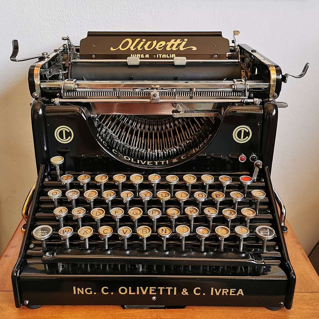 Macchina per scrivere Olivetti M1 (c) Cc By Sa Wikimedia Commons