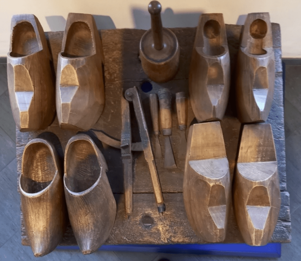 Sabot Nelle Diverse Fasi Di Lavorazione E Attrezzi Utilizzati, Museo Nazionale Della Montagna, Torino (c) Anna Maria Colombo Nos Alpes Copia