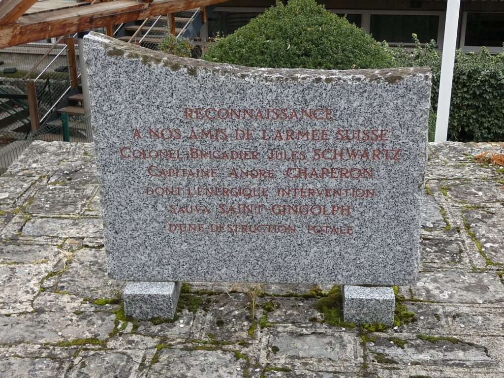 Stèle commémorative des faits de 1944 à Saint-Gingolph en rue du 23 Juillet 1944, monument des fusillés, plaque gauche (c) CC BY SA 1_0 Public domain Romain Behar Wikimedia Commons