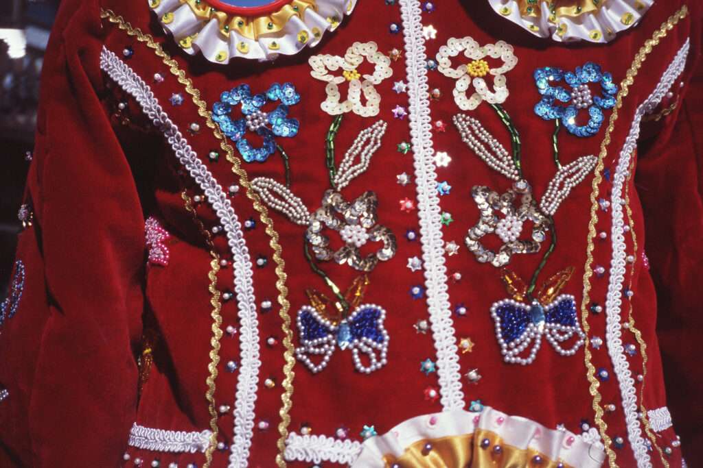 Détails de costumes de Landzettes décorés photographiés lors du Carnaval 2010 / photo Anna Maria Colombo Nos Alpes