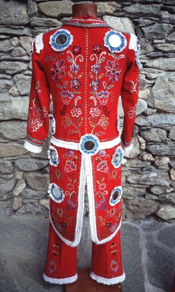 Visione anteriore e posteriore del costume. Si noti la cerniera lampo della giacca e i calzoni svasati al fondo, ca. 1977, Museo del Carnevale, Allein (c) Anna Maria Colombo 2010 Nos Alpes