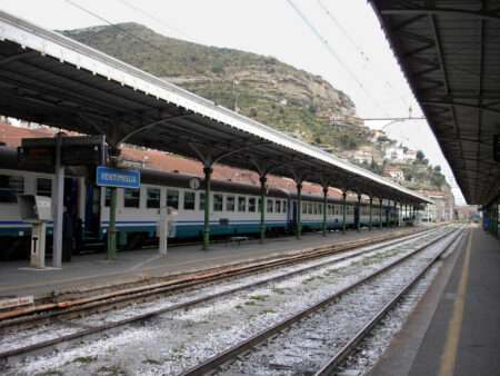 La stazione di Ventimiglia, oggetto di lavori di elettrificazione; La gare de Vintimille, objet de travaux d’électrification (c) CC BY-SA 3.0, Clicsouris, Wikimedia Commons