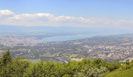La coopération transfrontalière entre France et Suisse vise à la mobilité Il Grand Genève, fulcro di cooperazione transfrontaliera tra Francia-Svizzera; Le Grand Genève, centre de coopération transfrontalière France-Suisse (c) CC BY-SA 3.0, Gzzz, Wikimedia Commons