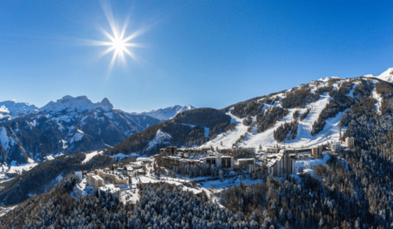 Pra-Loup, una delle tappe della Tournée della neve nella Région Sud, Pra-Loup, l’une des étapes de la Tournée de la neige dans la Région Sud (c) CC BY-SA 3.0, Bertrand Bodin, Wikimedia Commons