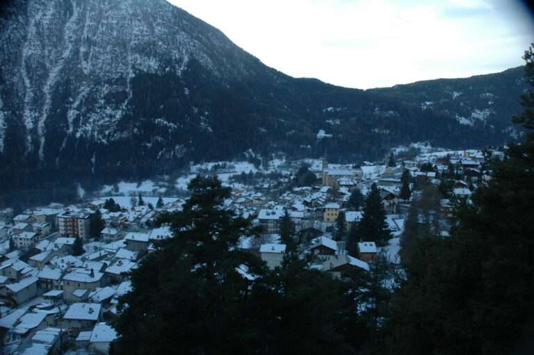 Brusson, in Valle d’Aosta, ambientazione de “Le otto montagne” di Paolo Cognetti; Brusson, en Vallée d’Aoste, cadre de « Les huit montagnes » de Paolo Cognetti (c) Public domain, Uahlim, Wikimedia Commons