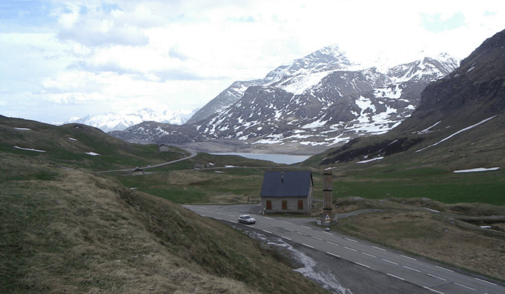 Il Moncenisio, luogo di ambientazione de “La montagna nella pelle”; Le Mont-Cenis, décor de « La montagne dans la peau » (c) CC BY-SA 3.0, Geoz, Wikimedia Commons