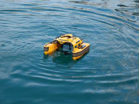 Il robot per la pulizia del porto di Cannes, Le robot pour le nettoyage du port de Cannes (c) Iadys