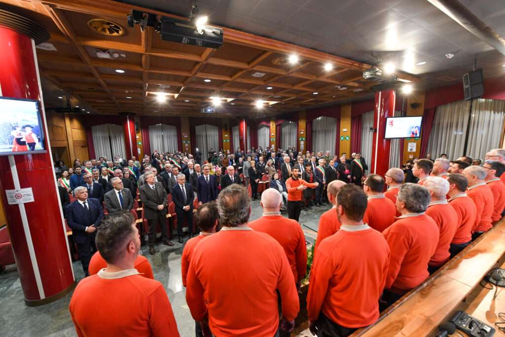 L'hymne De La Vallée D'aoste Pendant La Célébration (c) Région Autonome De La Vallée D'aoste Paolo Rey