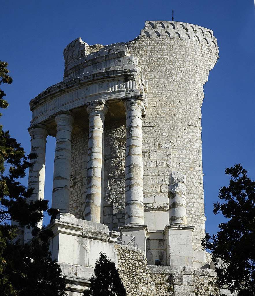 Trophée d'Auguste À La Turbie (c) Cc By Sa 3.0 Anne Rodelato Wikimedia Commons