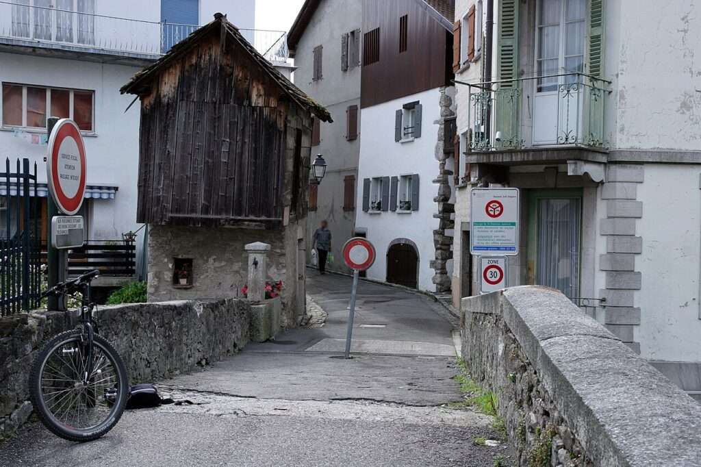 Un Des Ponts Frontière À Saint Gingolph (c) Cc By Sa 3 0 Armin Kübelbeck Wikimedia Commons