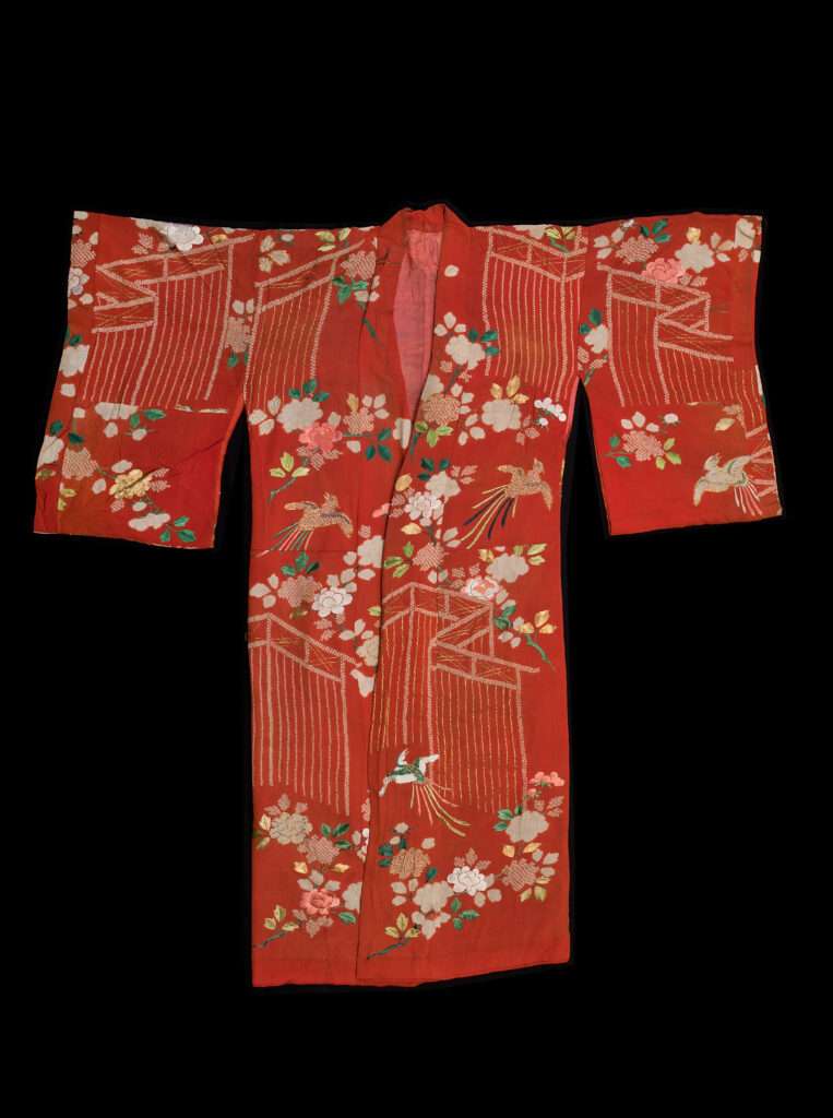 Kimono féminin avec pousses de pivoine et oiseaux en vol (c) Palazzo Madama, Press area MAO Turin