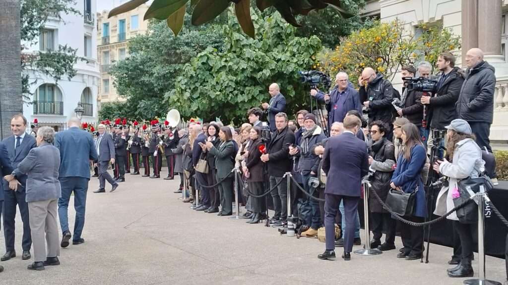 La Presse Qui Attend Au Comité Frontalier De Nice (c) Nos Alpes Enrico Martial