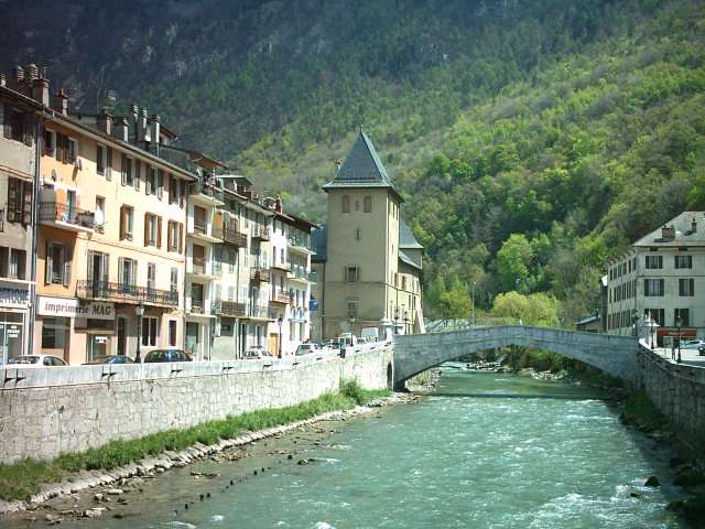 L'Isère à Moûtiers avec le pont Saint-Pierre (c) CC BY SA 3_0 Pierrelm Wikimedia Commons