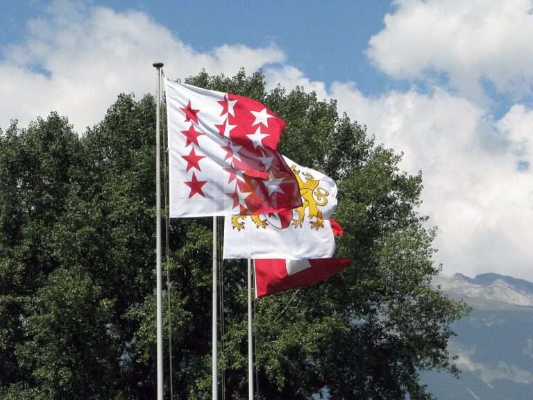 Le drapeau du Valais (c) CC BY SA 4_0 Hyppolyte de Saint-Rambert Wikimedia Commons