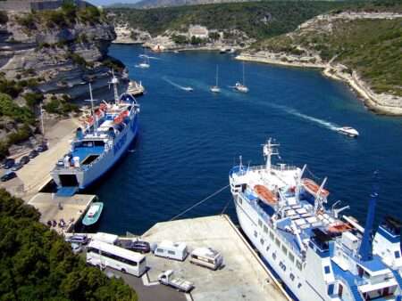 Le port de Bonifacio en été avec les ferries (c) CC BY SA 2_5 Oxam Hartog Wikimedia Commons