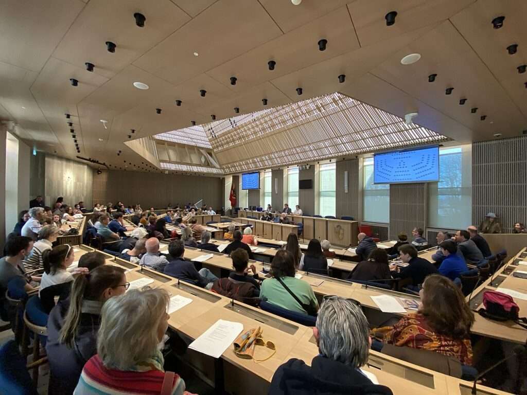 Salle du Grand Conseil à Genève, une séance des jeunes (c) CC BY SA 4_0 Mourad Ben Abdallah Wikimedia Commons