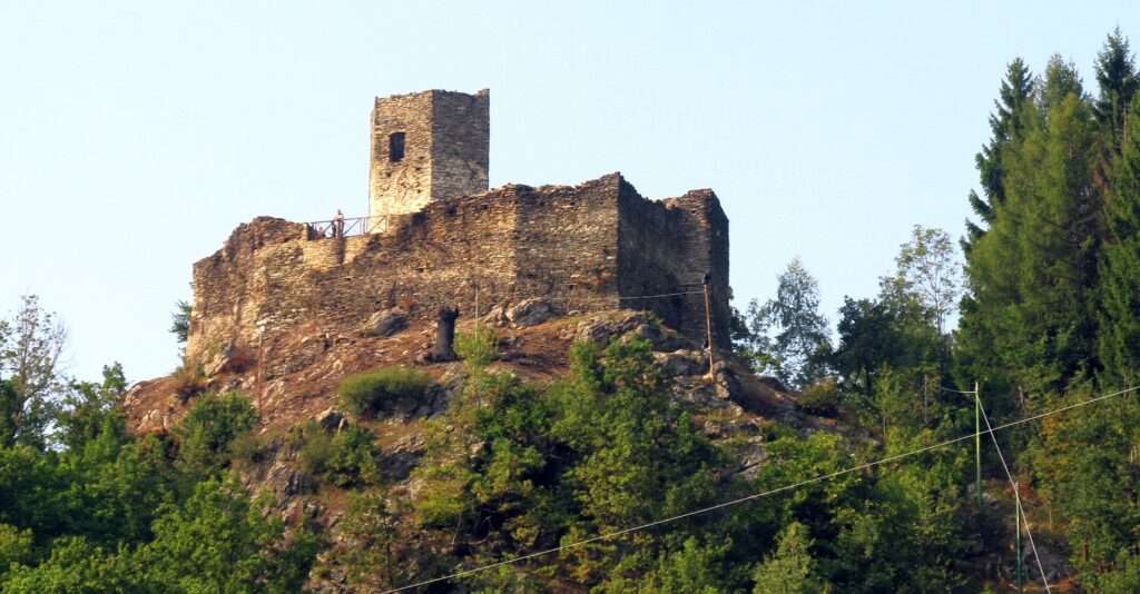 Vernante, Il Castello Visto Dalla Stazione (c) Cc By Sa 3 0 F Cercagioli Wikimedia Commons