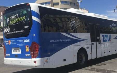 Bus Zou! (c) CC BY-SA 4.0 Manchesterunited1234 Wikimedia Commons