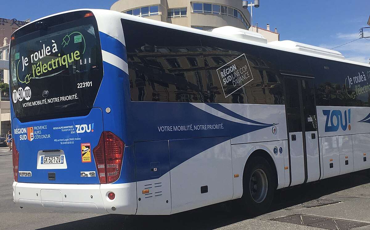 Bus Zou! (c) CC BY-SA 4.0 Manchesterunited1234 Wikimedia Commons