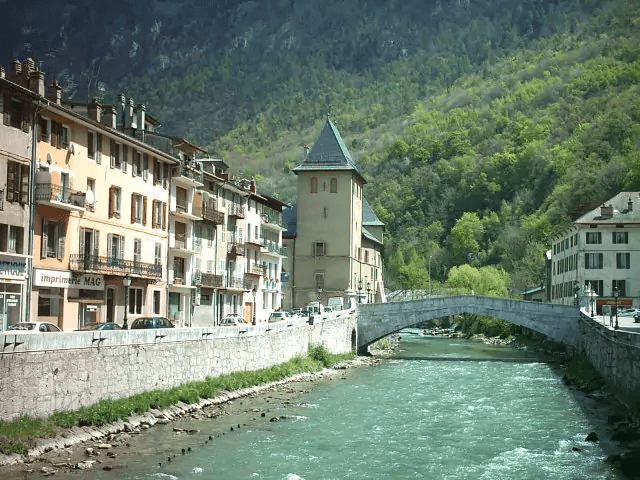 L’Isère a Moûtiers con il ponte Saint-Pierre (c) CC BY SA 3_0 Pierrelm Wikimedia Commons
