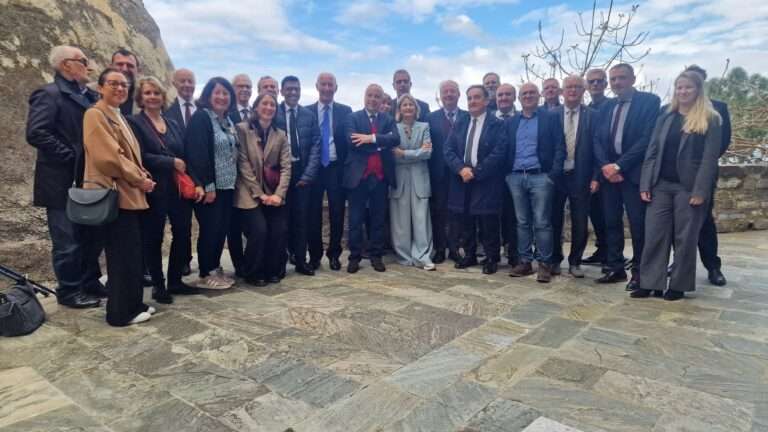 Photo de famille de la rencontre de Bastia sur le bassin de vie transfrontalier maritime, le 7 mars 2025 - Foto di famiglia dell'incontro di Bastia sul bacino di vita transfrontaliero marittimo il 7 marzo 2025 (c) per gentile concessione a Nos Alpes