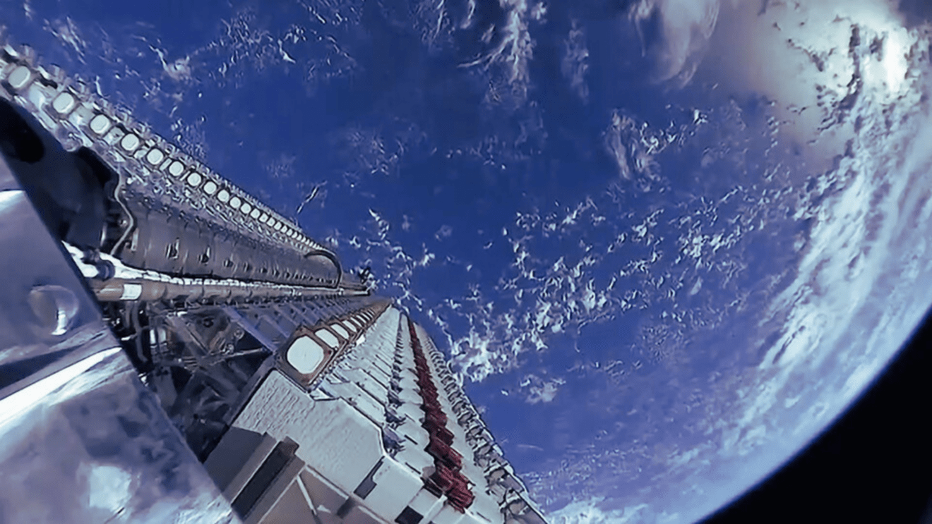 Satellite Starlink (c) CC0 Public domain Official SpaceX Photos Wikimedia Commons