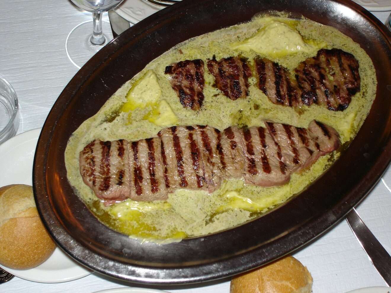Entrecôte con Salsa Café de Paris di Ginevra, Entrecôte avec Sauce Café de Paris de Genève (c) Public domain, Dcollard, Wikimedia Commons