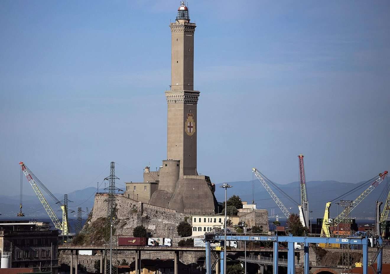 La Lanterna, uno dei simboli della rassegna “Genova e l’Ottocento”; La « Lanterna », l’un des symboles de l’événement « Gênes et le XIX siècle » (c) CC BY-SA 4.0, Roberta de Roberto, Wikimedia Commons
