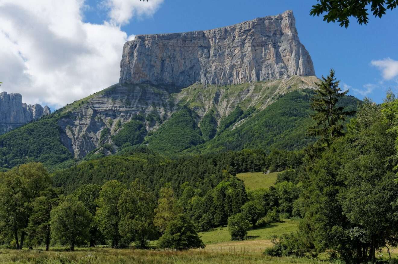 Il Mont Aiguille, fulcro narrativo de “La montagna non dimentica”, Le Mont Aiguille, centre narratif de “La montagne se souvient” (c) CC BY-SA 4.0, Jvillafruela, Wikimedia Commons