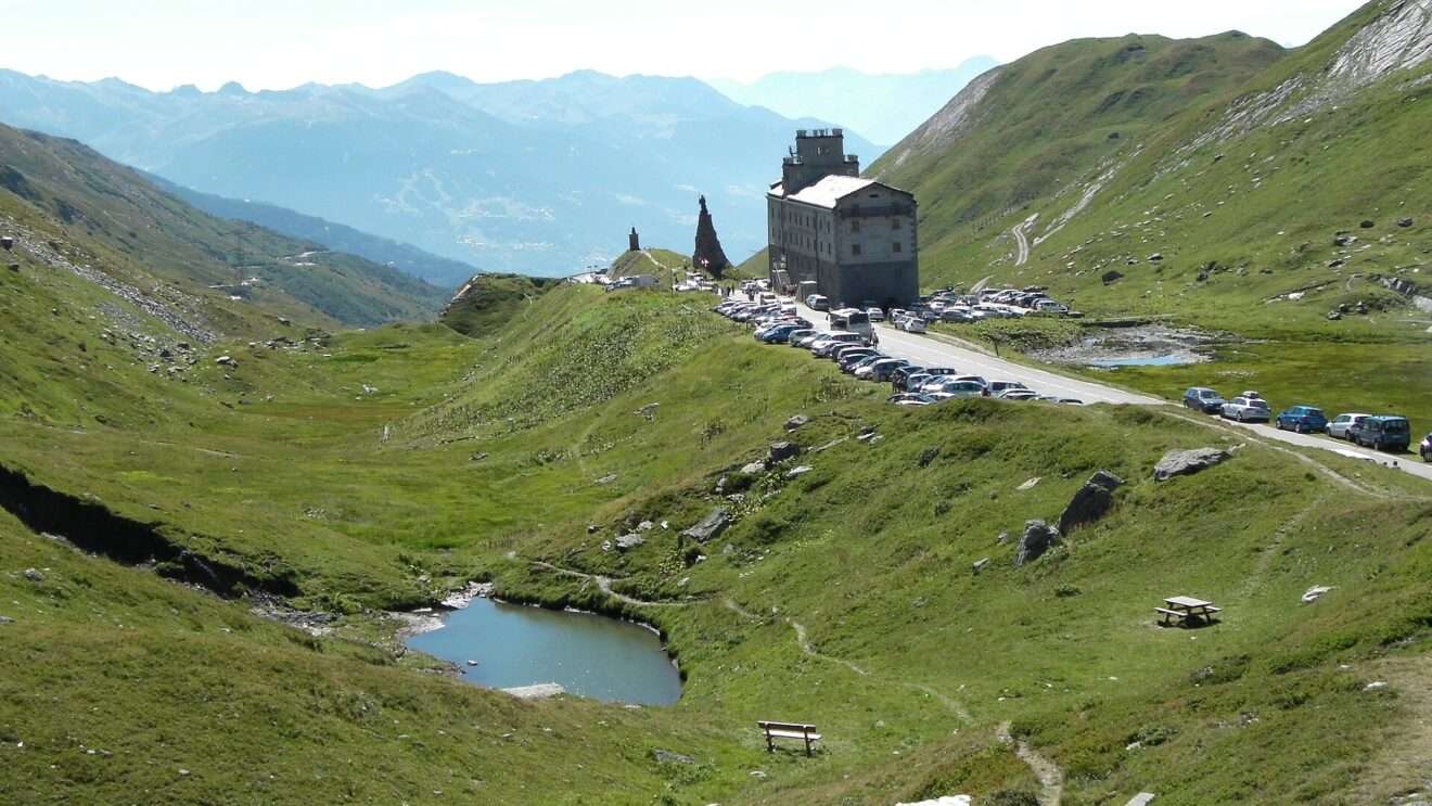 Il Colle del Piccolo San Bernardo, uno dei dei colli sulle Alpi prossimo all’apertura; Le Col du Petit-Saint-Bernard, l’un des cols des Alpes qui s’apprête à la réouverture (c) CC BY-SA 3.0, Tenam2, Wikimedia Commons