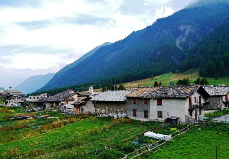 Il villaggio di Pontechianale a Chianale, con gli orti (c) CC BY SA 4_0 Zairon Wikimedia Commons