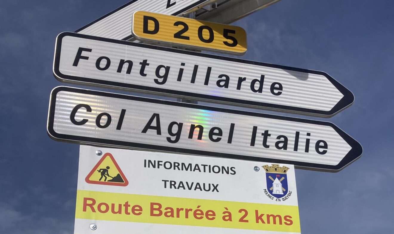 Panneau de la commune de Molines vers le col de l'Agnel /Verso il colle dell'Agnello (c) Commune de Molines-en-Queyras