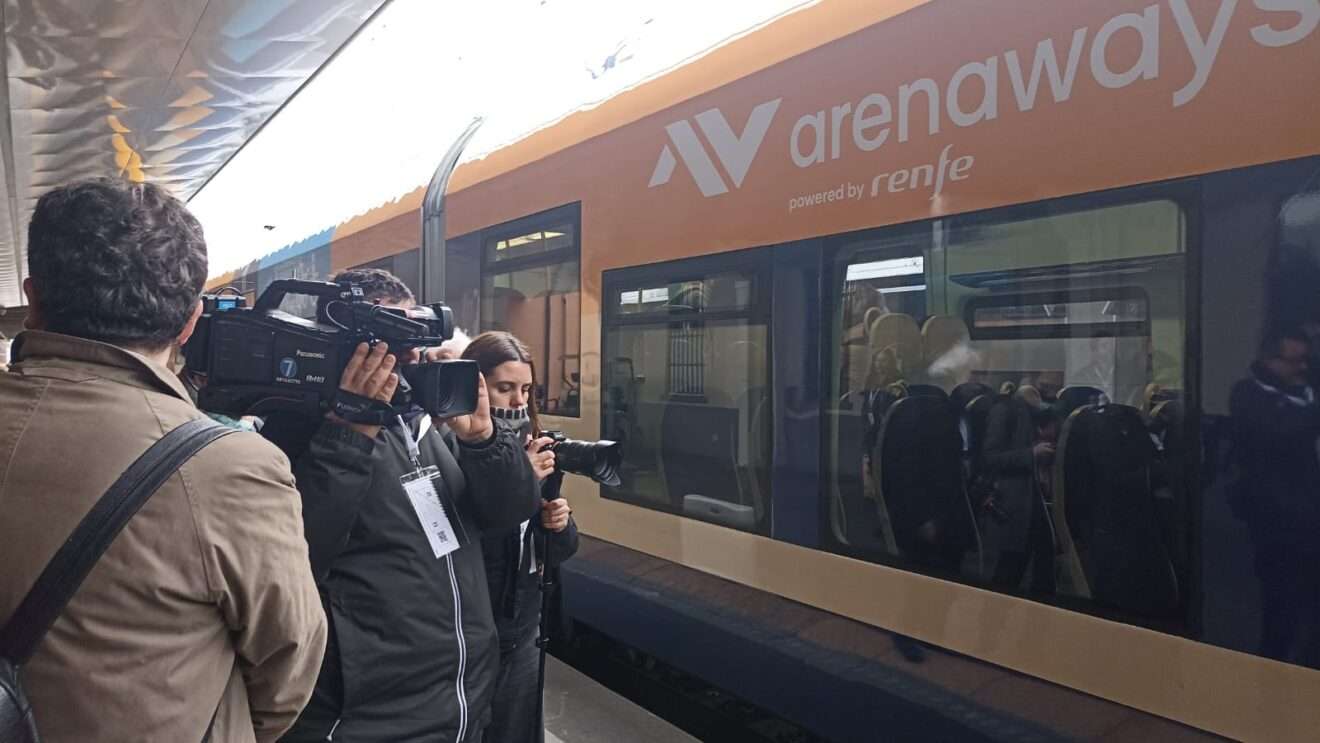 Il treno di Arenaways / Longitude in stazione a Torino (c) Nos Alpes Enrico Martial