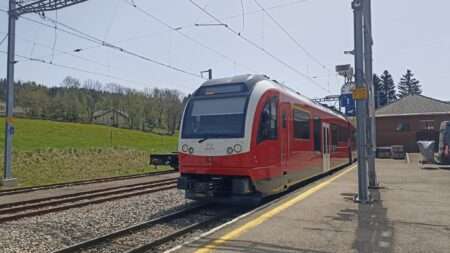 Le train à la gare de La Cure, à 1209 mètres, près de la frontière avec la France, sur le Jura (c) Nos Alpes Enrico Martial
