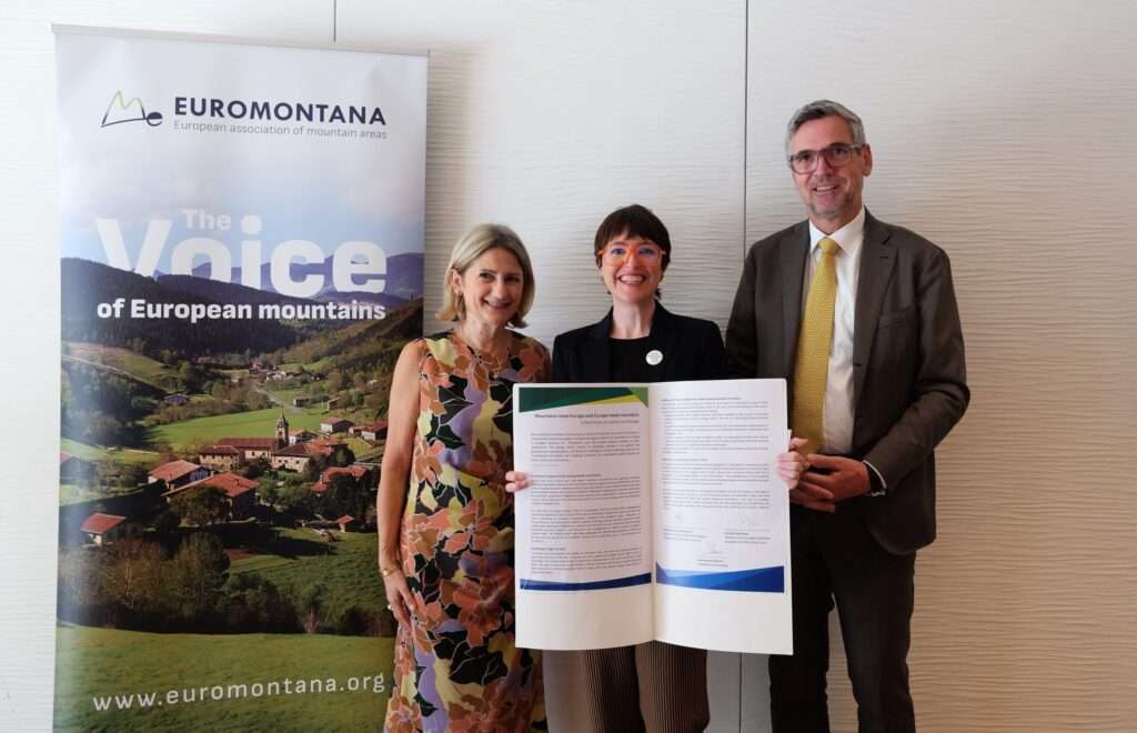 Marie-Antoinette Maupertuis, Laura Gascón e Herbert Dorfmann alla nascita dell'Alleanza europea per la montagna a Bruxelles il 14 maggio 2025 (c) Euromontana