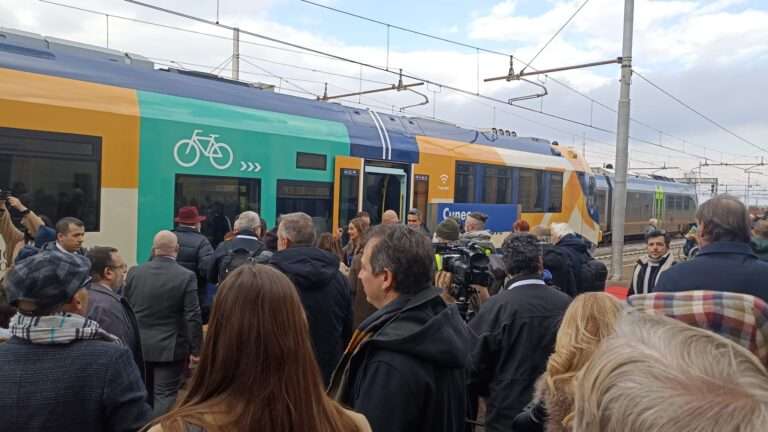Il treno di Arenaways a Cuneo, all'inaugurazione della Cuneo Savigliano (c) Nos Alpes Enrico Martial