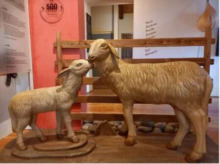 Agnellino e pecora, scultura lignea di Aldo Pellegrino Ecomuseo della pastorizia, Pontebernardo (c) Anna Maria Colombo Nos Alpes