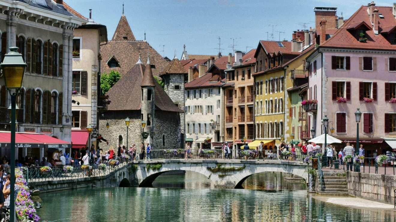 Annecy avec ses restaurants (c) CC0 Public domain Miwok Wikimedia Commons