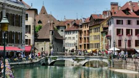 Annecy avec ses restaurants (c) CC0 Public domain Miwok Wikimedia Commons