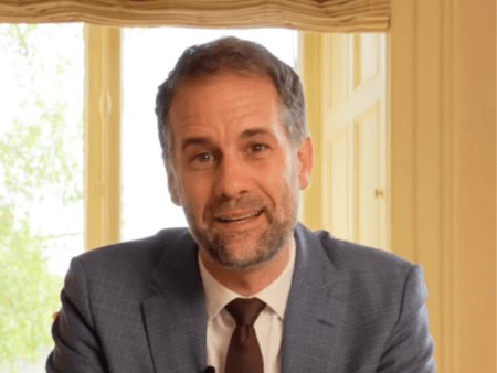 Antonio Hodgers, dans la vidée dans laquelle annonce sa démission, le 7 mai 2025 (c) Antonio Hodgers