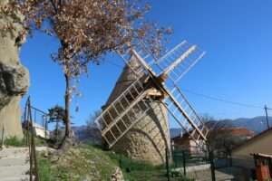 À Berre-les-Alpes, le moulin récemment restauré(c) CC BY SA Jpg GeneaWiki