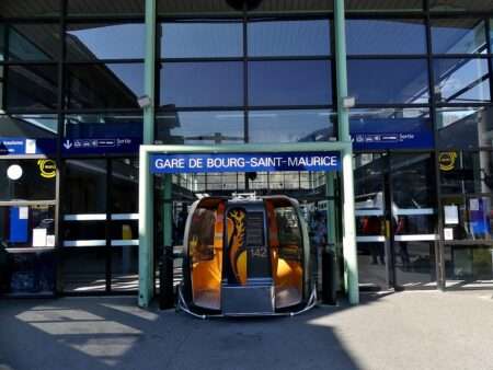 Cabine de télécabine en gare de Bourg-Saint-Maurice, proposée comme petite salle d'attente (c) CC BY SA 4_0 Florian Pépellin Wikimedia Commons