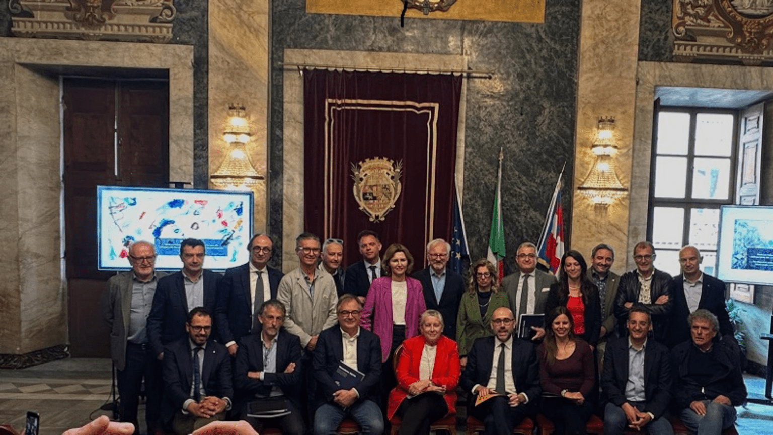 Foto di famiglia alla firma del patto mezzaluna alpina con cuneo mondovì e saluzzo, il 12 maggio 2025 (c) comune di cuneo