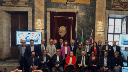 Foto di famiglia alla firma del patto mezzaluna alpina con cuneo mondovì e saluzzo, il 12 maggio 2025 (c) comune di cuneo